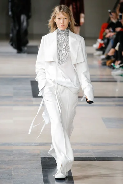 Look 28